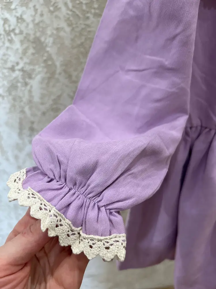 Платье великолепное! Качество, пошив, материал «на высоте». Поясок был в комплекте. Взяли в подарок. Цвет сиреневый очень красивый. Платье идёт в размер.