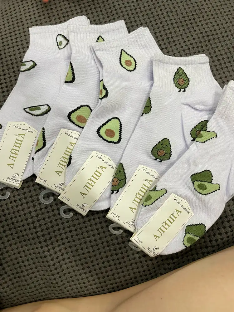 Купила два комплекта, у белых цвет в серый больше и в комплекте нет самых красивых расцветок и плюс две пары одинаковые, а новогодние носки шикарные!