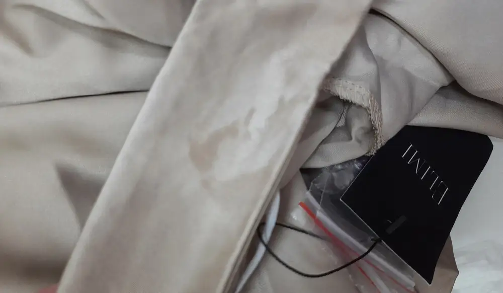 Отличная блузка из плотного атласа. Жаль только, что с пятном( Придется перезаказывать.