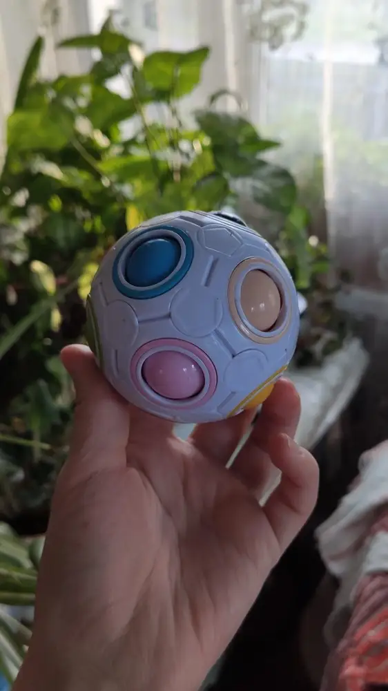 Шарик интересен для ребенка 1.9. У нас любитель покрутить что-нибудь, крутит эти шарики безконца 😁