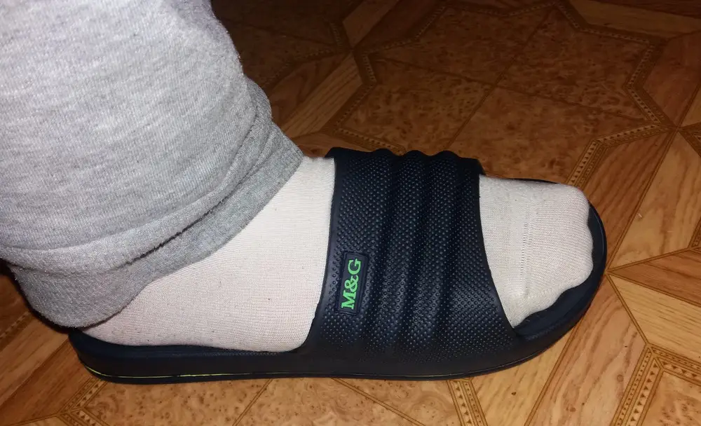 Исключительно про размер, качество еще предстоит проверить.
Просмотрел все отзывы про них, у половины большемерил, у других маломерил. В итоге один полезный отзыв с "см" где говорили что на стопу 29см взяли 43(подошел,но для шикорой стопы-узковат).
Поэтому на свои 28 см и Не широкую ногу взял 42, и не ошибся.