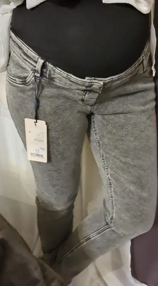 Турки умеют шить)). Взяла добеременный 46,подошли идеально.Бандаж на животе мягкий,сами джинсы стрейчевые,нигде не давит.Понравились.