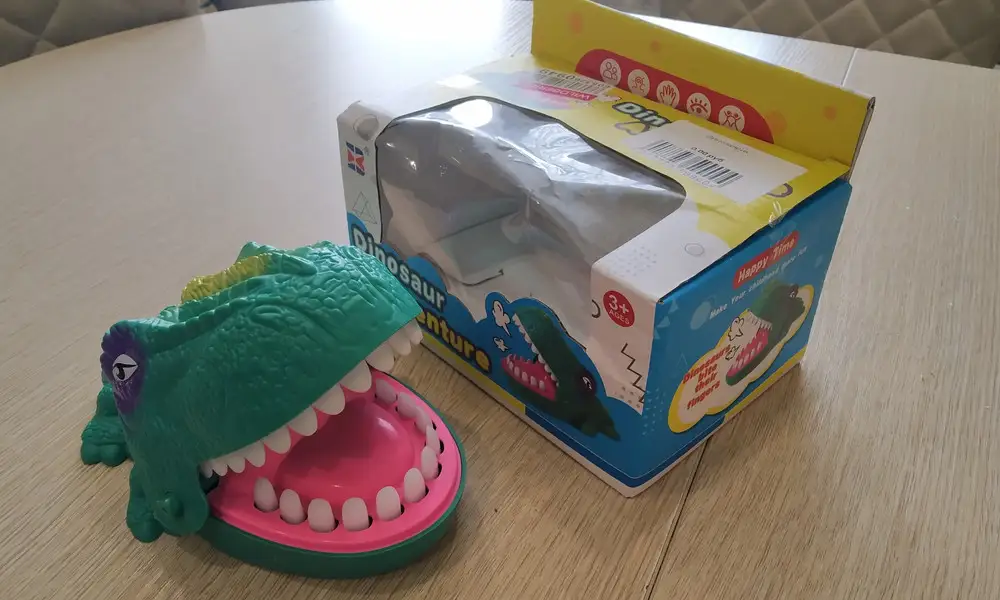 Пришёл быстро, в обычной коробке из под игрушки, всё целое, зубы срабатывают хорошо, в разных местах, верхние зубки мягкие так что ребёнку 2 года, совсем не больно, для детей и т для взрослых увлекательное занятие,рекомендую