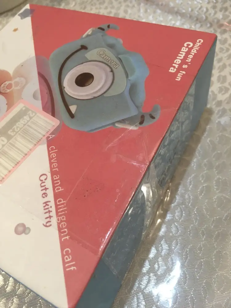 Заказали в подарок. Работает, но состояние упаковки ужасное: небрежно скотчем склеена, КОРОБКА БЫЛА ОТКРЫТА ПРИ ПОЛУЧЕНИИ, разорвана в углу(3 фото), пластиковый отсек с трещиной, разорвана(4 фото). Благо хоть аппарат работает, хотя ощущение, что им пользовались. Из за такого вида продукт в целом не внушает доверия.