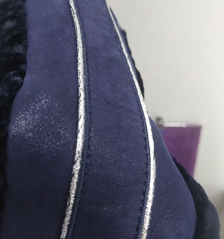 Цвет дублёнки отличается от фото, та часть, которая без меха, в реальности   светлее. Подойдёт больше на размер 42-44, на мой 44-46 маловата.  Декор из серебристых вставок окрашен неоднородно, есть ощущение, что ненадежный, сотрётся. Поэтому отказ. 
