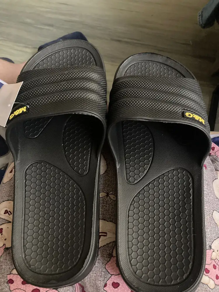 Отличные тапочки, муж доволен. На 42 р брали 43, подошло идеально.