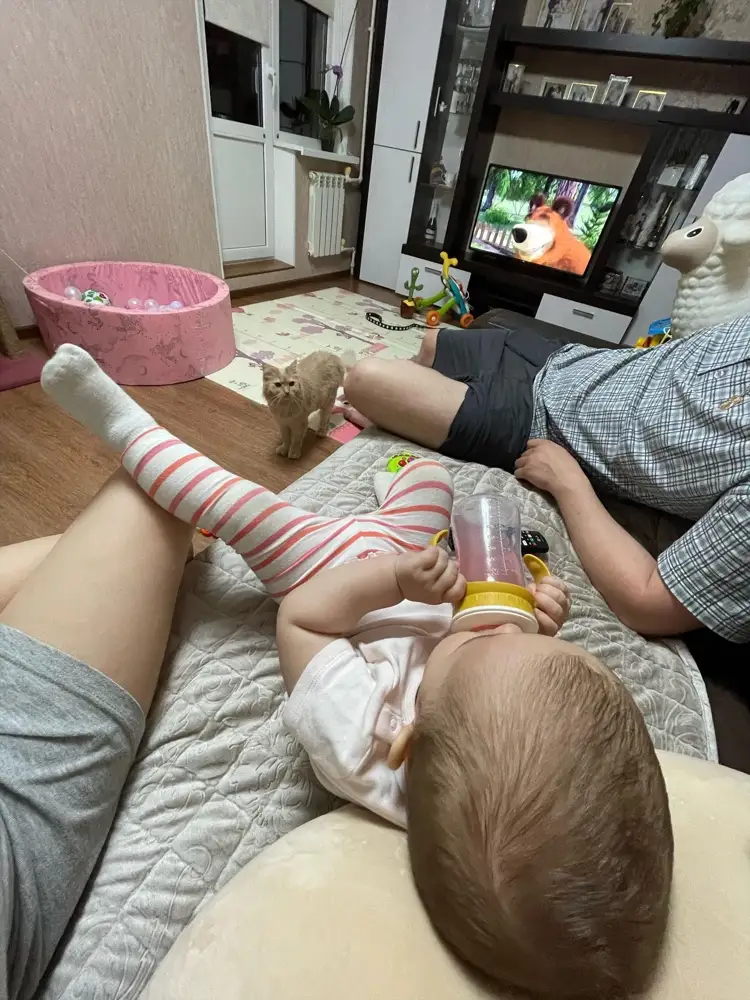 Отличная бутылочка 🍼 пришла просто в полиэтиленовом пакете,но этого и достаточно в принципе, главное что целая и закрытая. Наши бутылки все авентовские,эту взяла без проблем 🥰🍼 