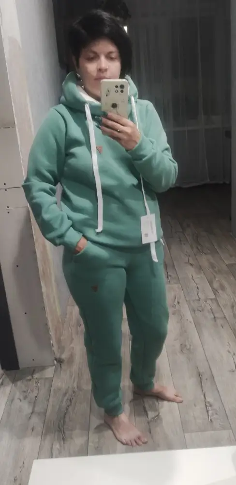 Хороший костюм, мягкий, очень тёплый. Мои параметры 98-80-102.сел идеально. Маломерит.