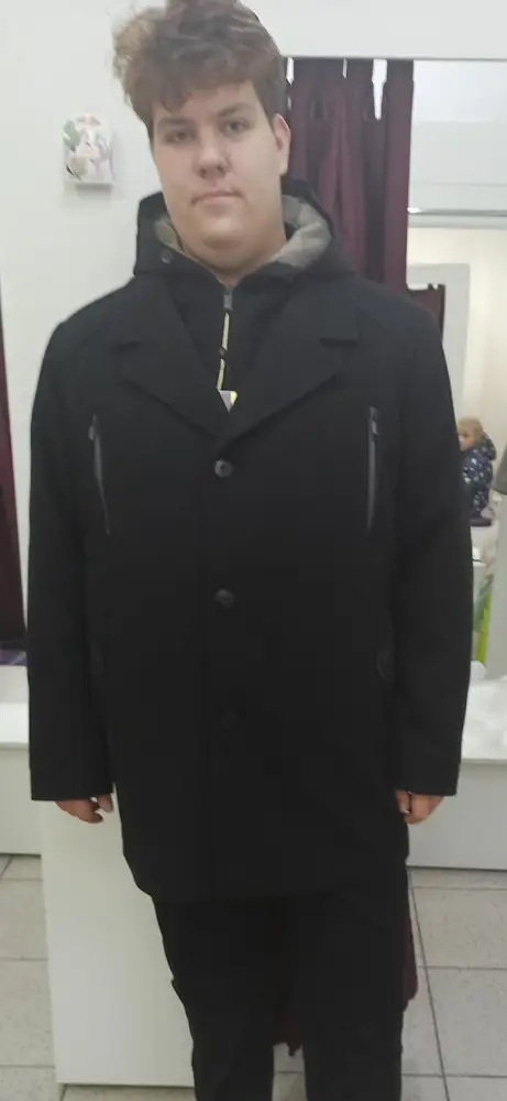 Пальто выглядит очень прилично. На пиджак хорошо. На 62 размер взяла 64, не пожалела. И с пиджаком, и с худи сыну комфортно. Единственный минус, на чёрном пальто видно всё, что прицепится.