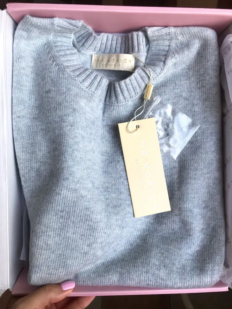 Джемпер очень понравился, Полностью оправдал мои ожидания!! Цвет соответствует фото. На мой 46 размер “L” производителя  хорошо подошел, «не в обтяг» Качество супер, швы идеальные, нигде ничего не торчит, фото прилагаю. Это моя первая покупка изделия данного бренда и уверена, теперь уже не последняя!! Спасибо производителю и WB за быструю доставку