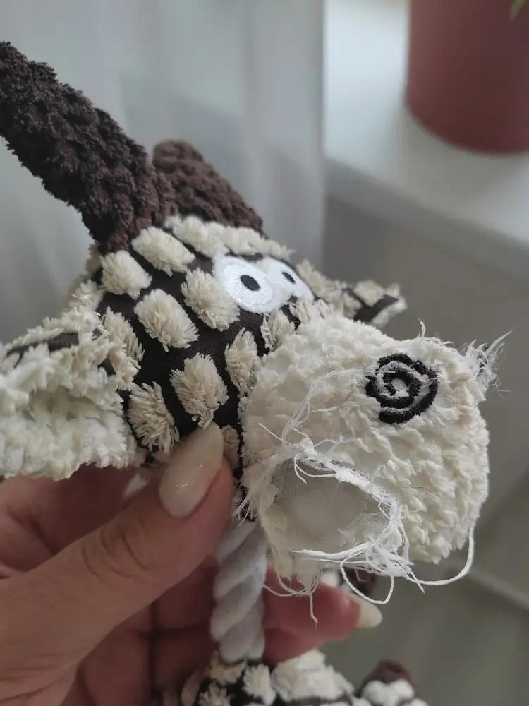 Игрушкой Мега - недовольна!!! Заявленный комментарий к товару "устойчив к укусам" - не соответствует реальности. 
Собаке хватило на 20 минут! 

Категорически не рекомендую