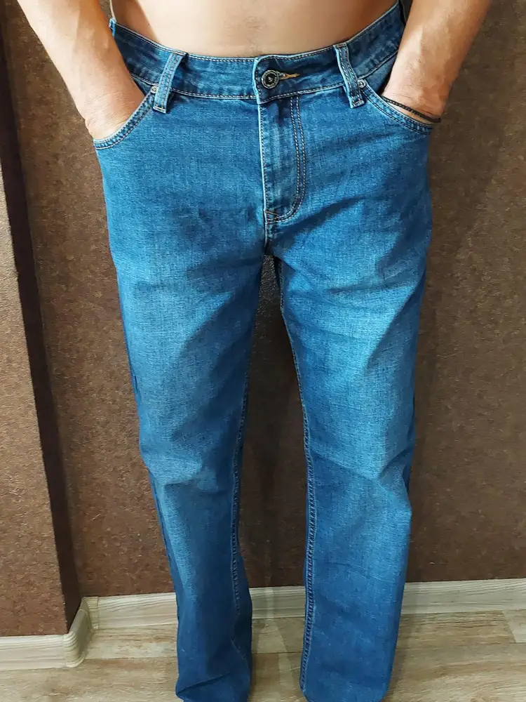 Мужчины, кто не изменяет классики, то эти джинсы для вас, прямой крой, легкая ткань.