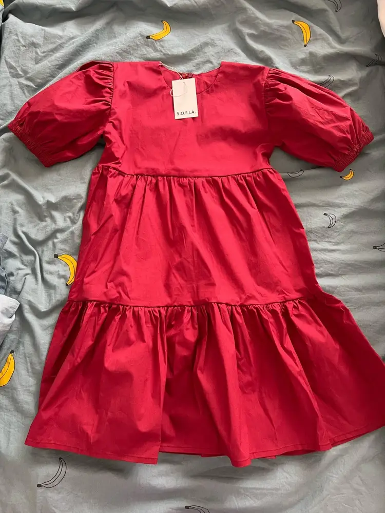 Любовь с первого взгляда! Качество на высоте. Цвет нереальный-фото не передает, фасон классный- и в пир и в мир) в общем мы оч довольны покупкой 