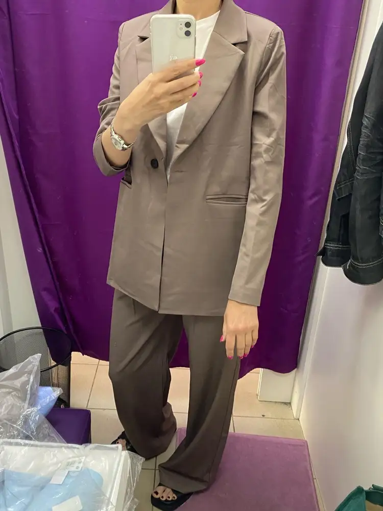 Качество очень хорошее, на рост 171 рукав пиджака короткий, но все равно забрала, немного отпущу, брюки на поясе, что очень классно, сидят 👌🏻 У многих производителей на резинке и сзади сборят. Цвет красивый, смотрится дорого) брюки длинна отлично под каблук , если без каблука нужно немного укоротить