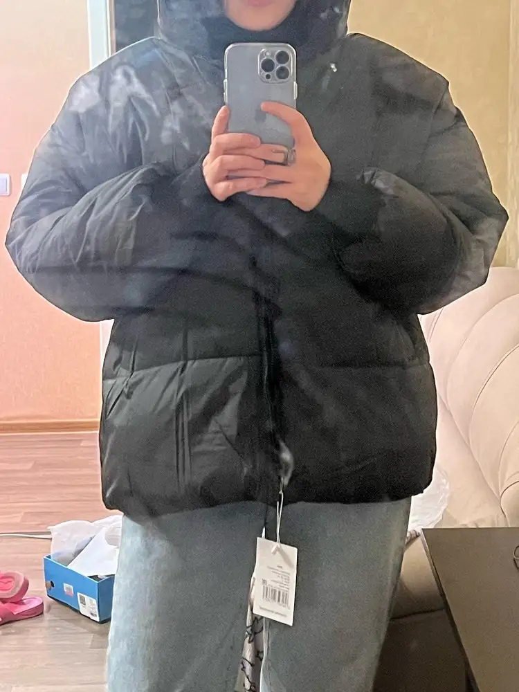 Куртка офигенная по качеству, достаточно плотная и тёплая. Учитывайте при заказе, что куртка слишком оверсайз, на свой 44 взяла 42, и то из меня шарик получился). А так претензий никаких нет, товар отличный.