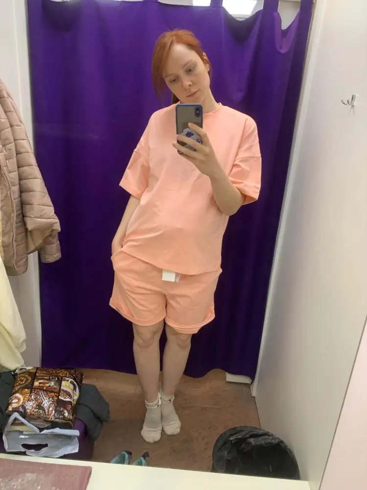 Костюм понравился и по крою, и по ткани. Но в этом цвете как в пижаме… камера не передаёт, на сколько он персиковый. 