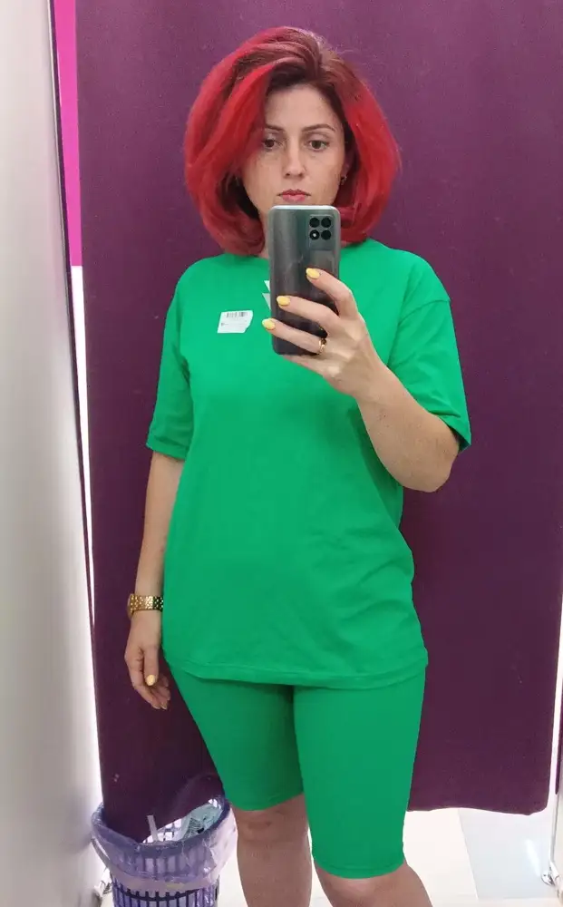 Красивый , яркий , удобный костюм. На 46 размер, взяла  L(46-48) .