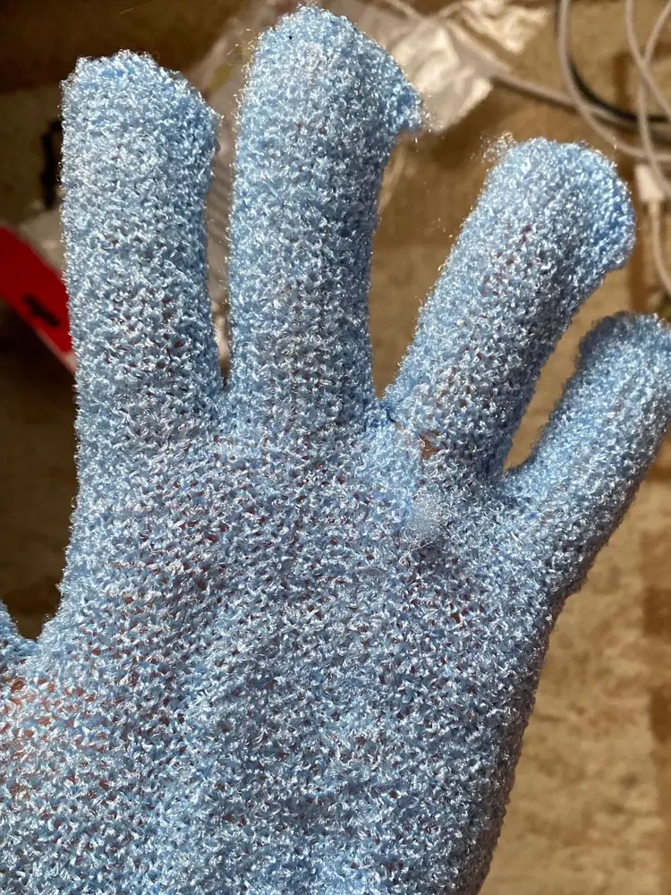 Очень люблю такие мочалки, но эта партия прямо разочаровала. Местами порванные, нитки торчат. Резинка лопнула на одной перчатке. Синяя ещё более менее, но розовая вообще финиш, на один раз походу. 