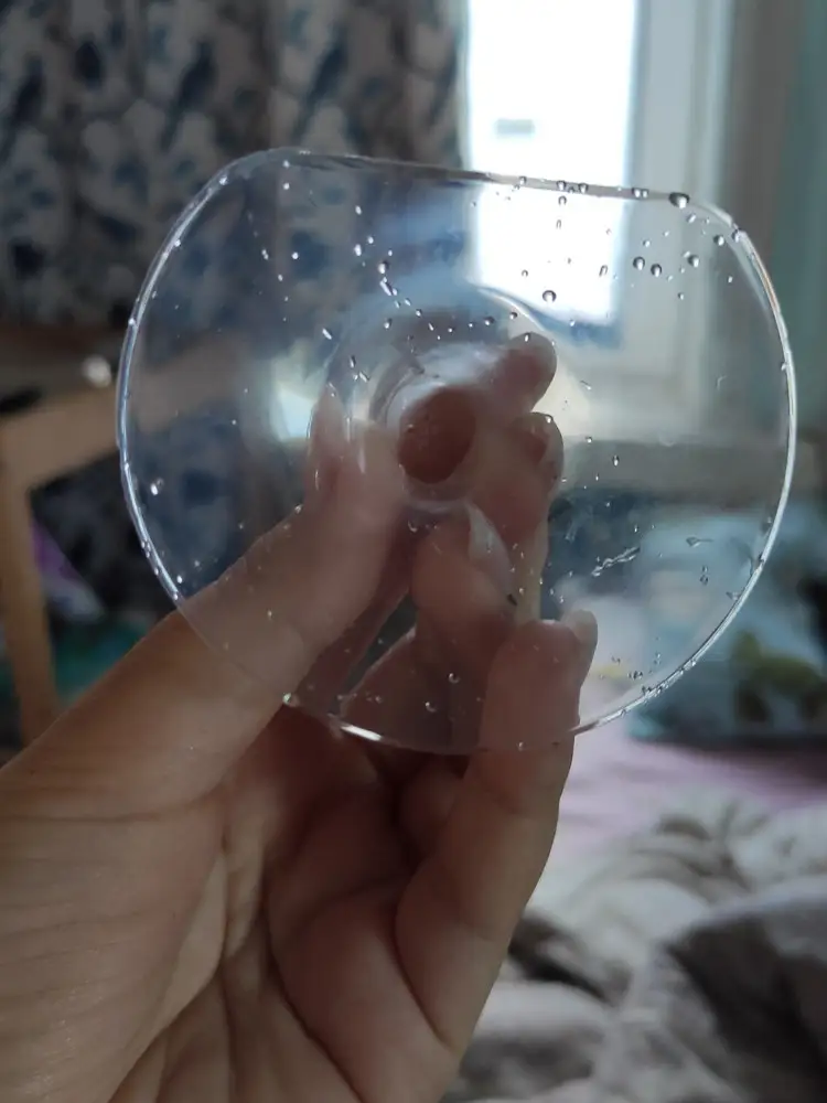 В принципе хорошие,единственное  из-за глубокого выреза под носик ребенка накладка плоховато присасывается к груди,но тут может роль играет и сама грудь,к сравнению есть вторая пара накладок,там чуть другой изгиб и они с первого раза хорошо дружат с грудью)А так сам размер и размер соска хороший,ребенок кушает хорошо и грудь полностью защищена.Рекомендую👍первое фото накладка которая хорошо прикладывается,вторая с валбериз,для сравнения.