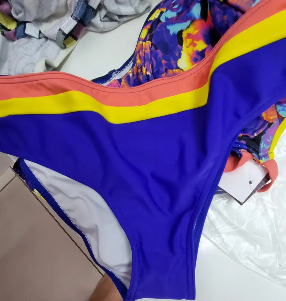 Разочарована цветом. В описании и на фото фиолетовый. По факту синий. Видно на фото реальный цвет. Нижнее белье беру 85F. Чашка такого размера в купальнике оказалась слегка маловатой. Плавки сели хорошо на размер 52.