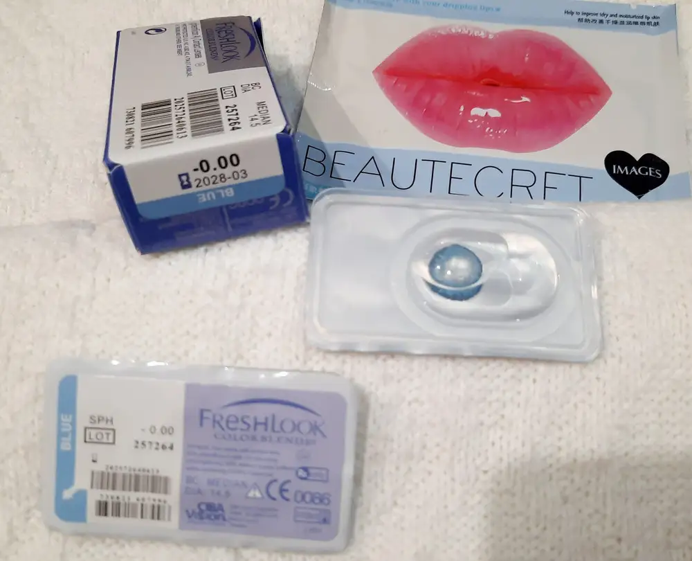 Линзы соответствуют заказанному цвету.
Срок годности до марта 2028 года.
Упаковка была герметична, без вскрытия.
Неожиданный призент от продавца -маска для губ- спасибо, очень приятно )