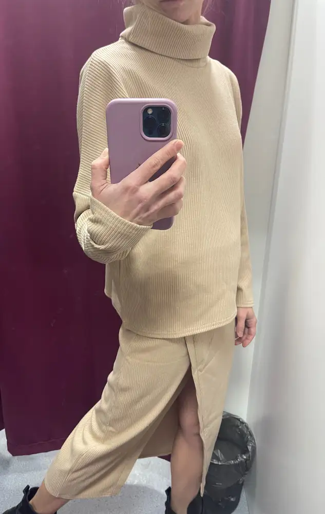 Классный костюм. Уже неделю в нем хожу. Постирала. Не сел и катышки не пошли. Заявленное качество превосходное. Сел идеально.