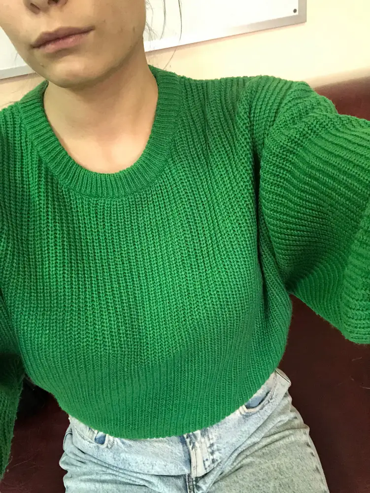 Пришла немного другого цвета, прямо зелёный зелёный -мне это даже понравилось, но вот ворот совсем отличается от фото☹️заметила только когда домой пришла и сняла все бирки( да и на фото свитер кажется плотнее