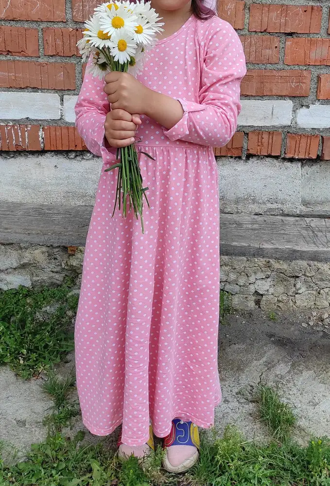 Платье красивое. Дочке очень понравилось, заказала к Дню рождения , пришло как раз к этому дню. Дочке 6 лет, рост 129, длина отлично, а рукава подогнули. Ткань на лето очень нежная и приятная.