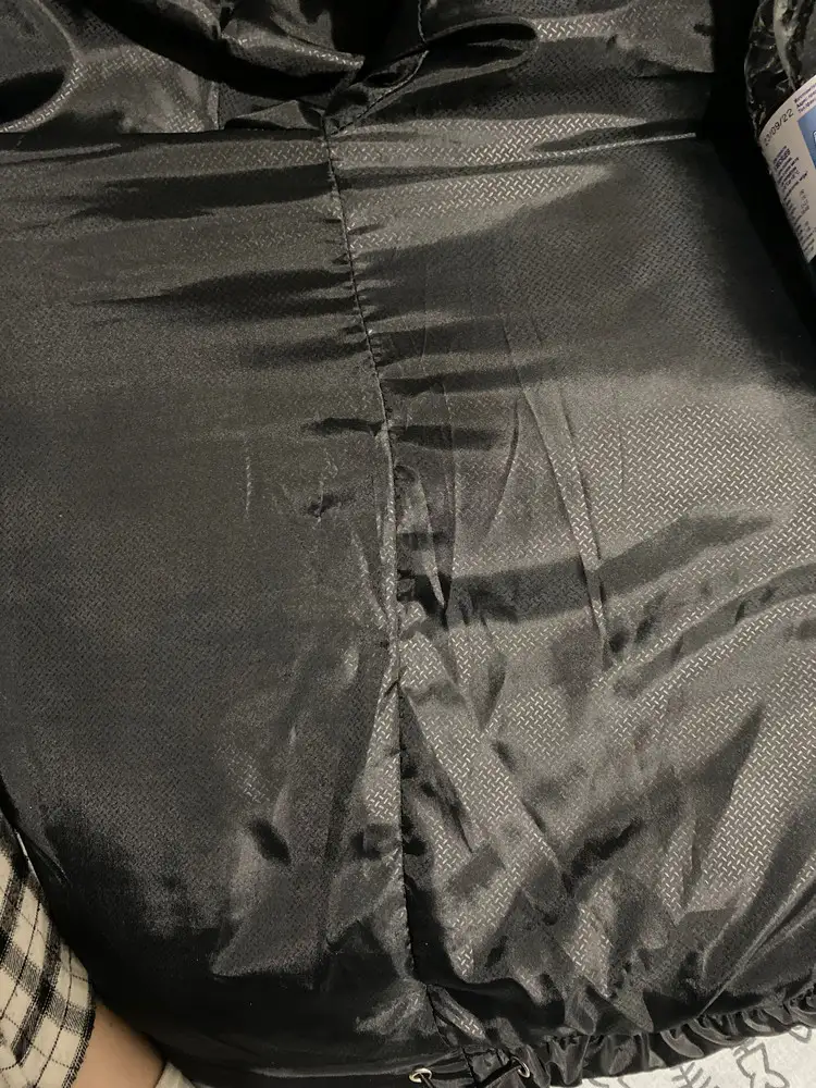 куртка пришла в идеальном состоянии,но к сожалению не подошел размер.Так же весь пакет был разорван,но столкнулась с такой проблемой,для возврата нужны вшитые бирки,которых на куртке не оказалось(следов среза бирок тоже нет)прикрепляю фото внутренних швов,чтобы было видно,что бирку никто не срезал.Поэтому те,кто заказывает данную куртку,проверяйте все бирки на пункте выдачи,чтобы потом не было никаких проблем с возвратом.Ставлю 2 звезды только из-за проблем с возвратом