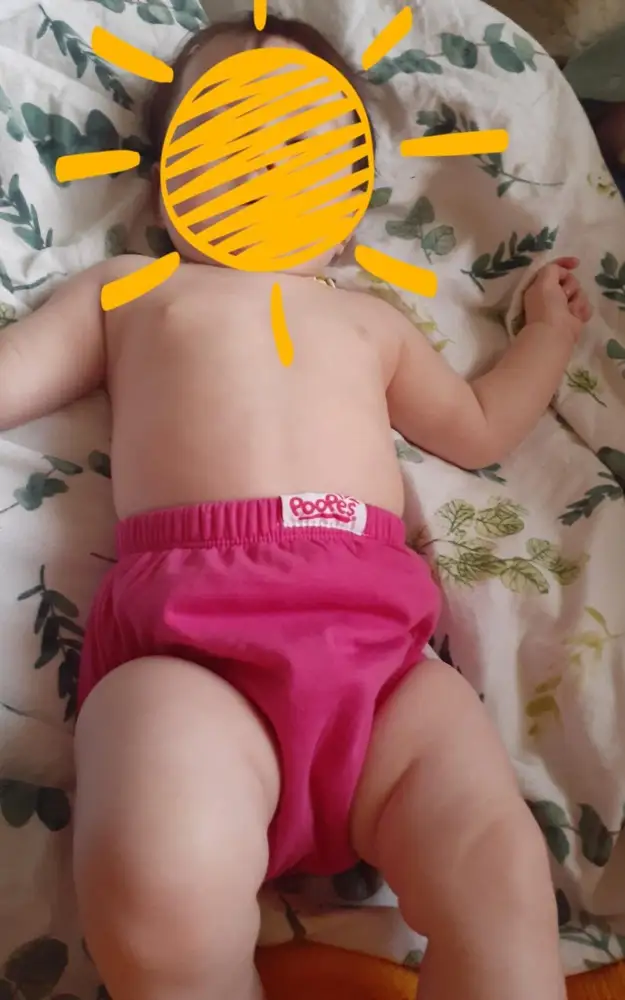 Постирала трусики. На ребёнка 7800 сели идеально. Резиночки мягкие не передавливают. Но в поже время не позволят жидкости стекать по ногам. Или если ребёночек не сидит/ходит то лужина под животом/'спинкой не будет