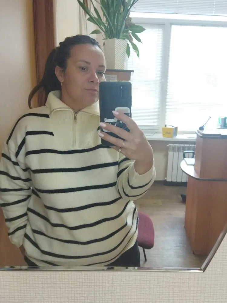 Отличный, мягонький свитерок. 
На совсем не стройную меня сел отлично