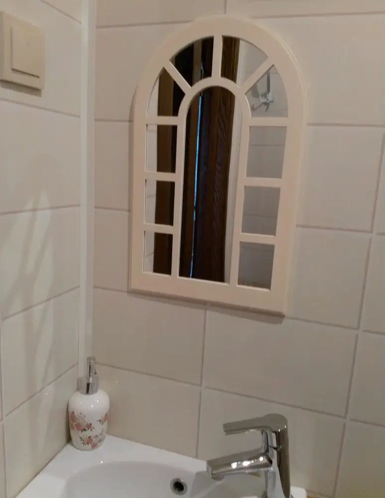 Панно пришло целое, без повреждений. Лёгкое, поскольку вставки - пластик. Крепление - одна петля, как у картины, шурупов не было. Повесила в санузел над раковиной мини.