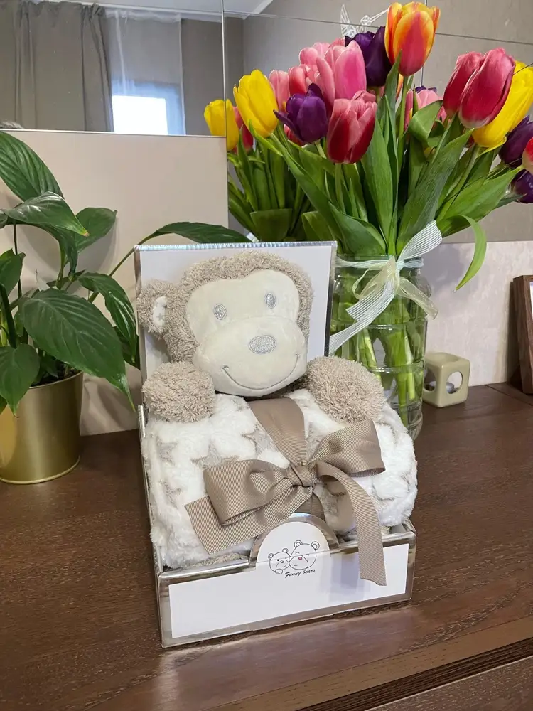 Заказала в подарок младенцу,  ну тоесть подруге на рождения сына. Когда товар пришёл я была прям приятно удивлена😍  пришёл в брендированом мешочке, в готовой подарочной красивой упаковке. Плед и игрушка просто обалденного качества! Очень приятные на ощупь, супер мягкие. Подруга с малышом в восторге кстати 🥰 и ещё я захотела себе такой же мягенький плед, только взрослый 🤣