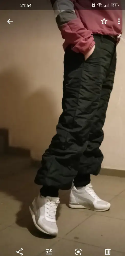 Достаточно теплые брюки,пух ещё немного "примят" видимо -не сильно объемные. Заказала 2 размера,на параметры талия 80/бедра 93 - подошёл размер XL. Рост у меня 152, удобно что не нужно штаны ушивать внизу,там резинка!соответствует таблице размеров поставщика, спасибо!