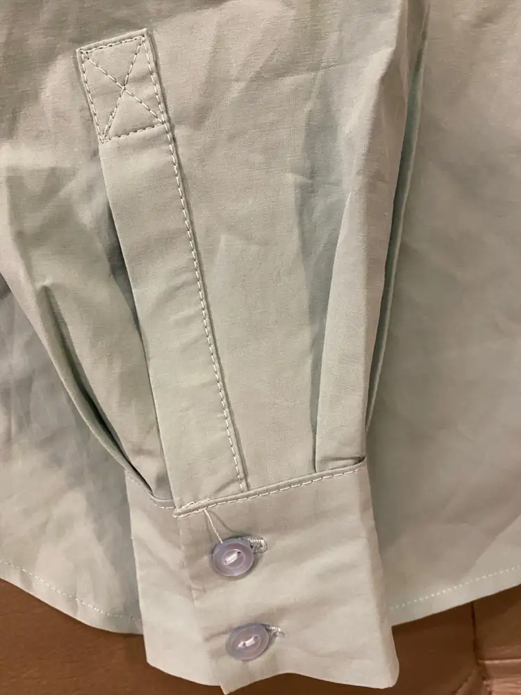 Не соглашусь с утверждением, что качество отличное. Цвет красивый. Ткань хоть и синтетика, но очень приятная. Тянется. Но на ОГ80 ОТ60 размер 42 сел на спине квадрантным мешком (муж говорит - как подушку привязала)) ). 