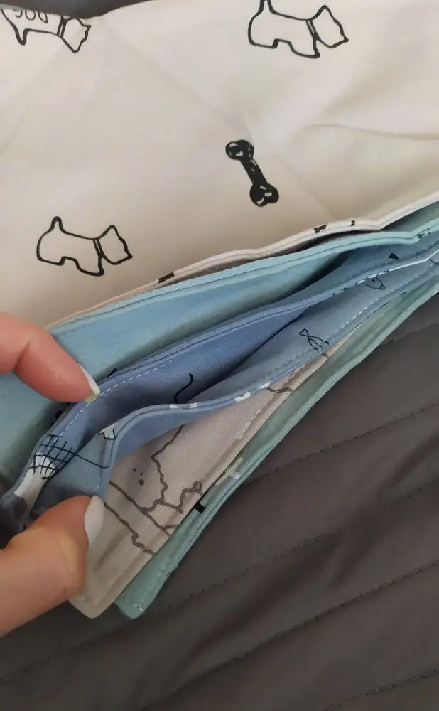 Отличные слюнявчики, большие, даже взрослому нормально, я примерила. И даже хорошо, что розовые не положили. Покупала на подарок, надеюсь порадуют качеством.