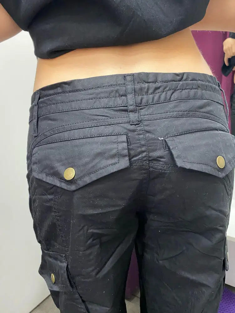 Просто смешно, как будто сшил пьяный китаец. Карманы сзади пришиты неровно, много косяков. Посмотрите сами 