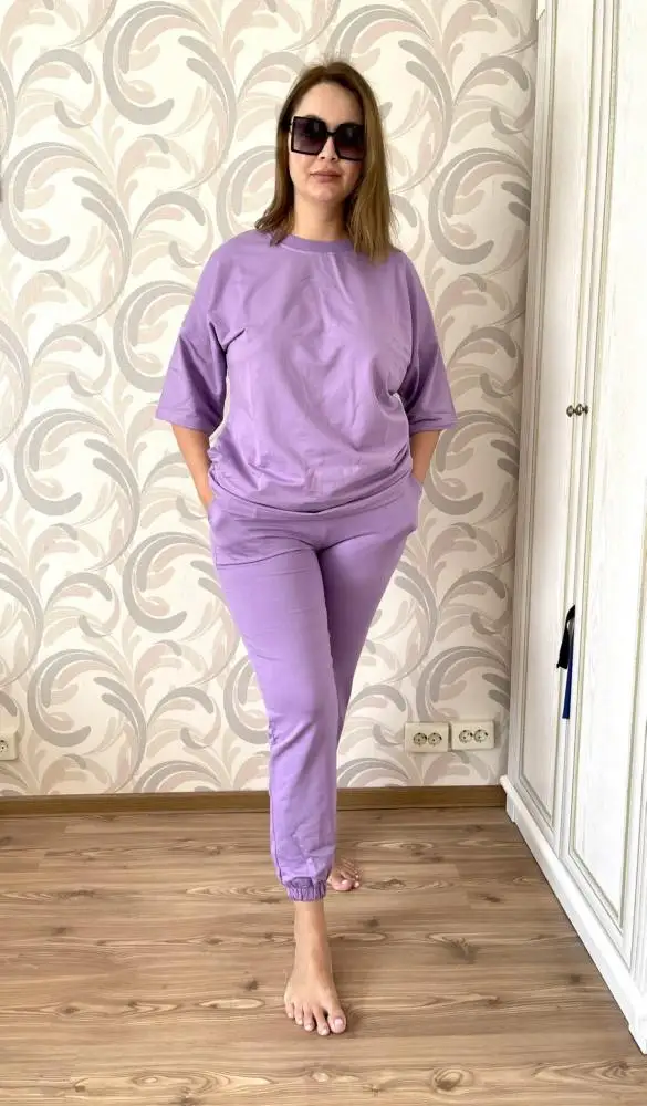 Качественный костюм и стильный, мой размер  48-50, взяла L, подошёл отлично. Доставка за один день. Рекомендую.