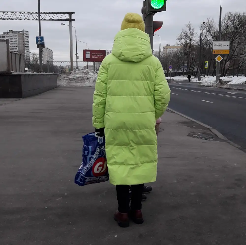 соответствует размеру, сидит свободно на мой размер, выглядит шикарно не смотря на цену, качественный, длинный, не смотря на мои 170см. рост.