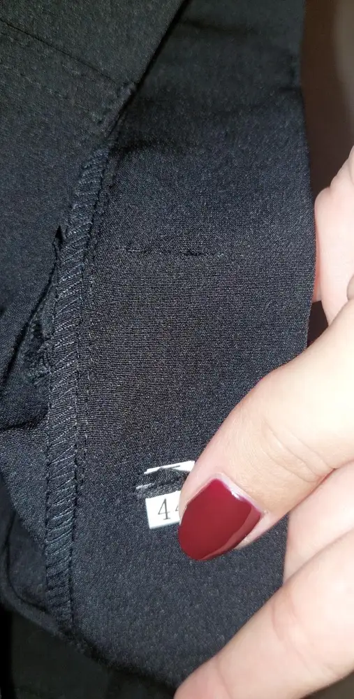 Размер 44 на размер 42-44 и рост 170 подошли идеально, тонкие, но тянутся, что позволяет носить в холодный период с колготами, взяла брюки, довольна. Снимаю звезду за отсутствие бирки, как писали в комментариях ранее, такое уже происходило с другими размерами. Не знаю, может продавец отрезает... а может кто поносил и сдел, вопрос? Не приятно как то...А в остальном брюки отличные и оставила себе не смотря на этот минус.