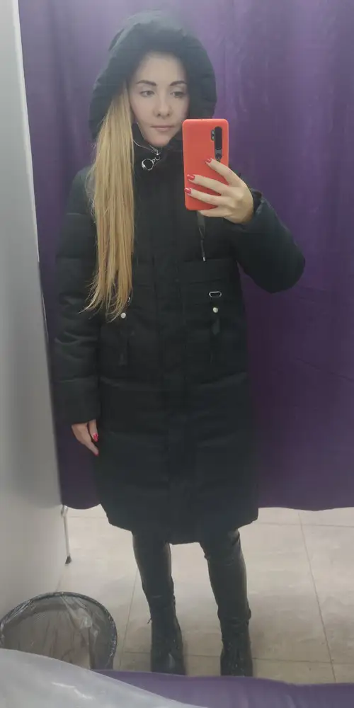 Нормальный пуховик. Но по ощущениям скорее на прохладную осень, чем на зиму. Длина хорошая, на мой рост 163 см мне сел по колено.