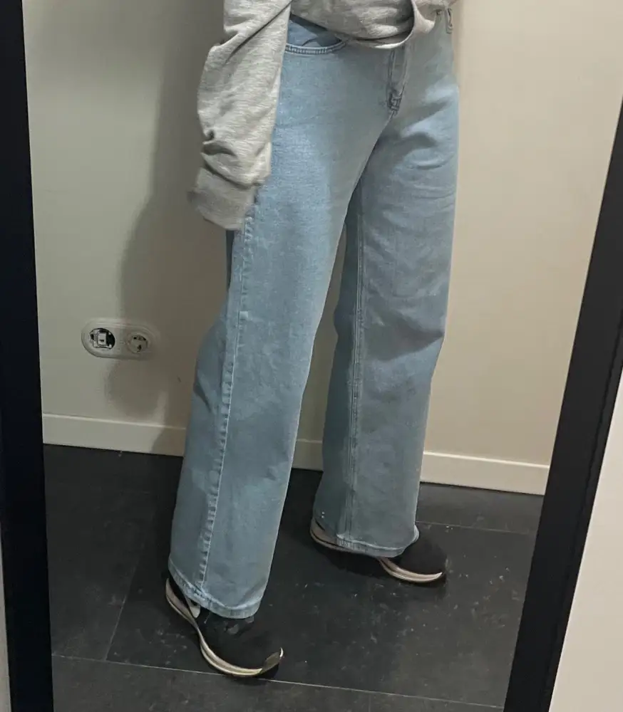 Джинсы крутые, качественные. Цвет как на фото. Соответствует размеру, на рост 170 размер 26 подошёл отлично. Ткань приятная, на лето самое то 👍🏻