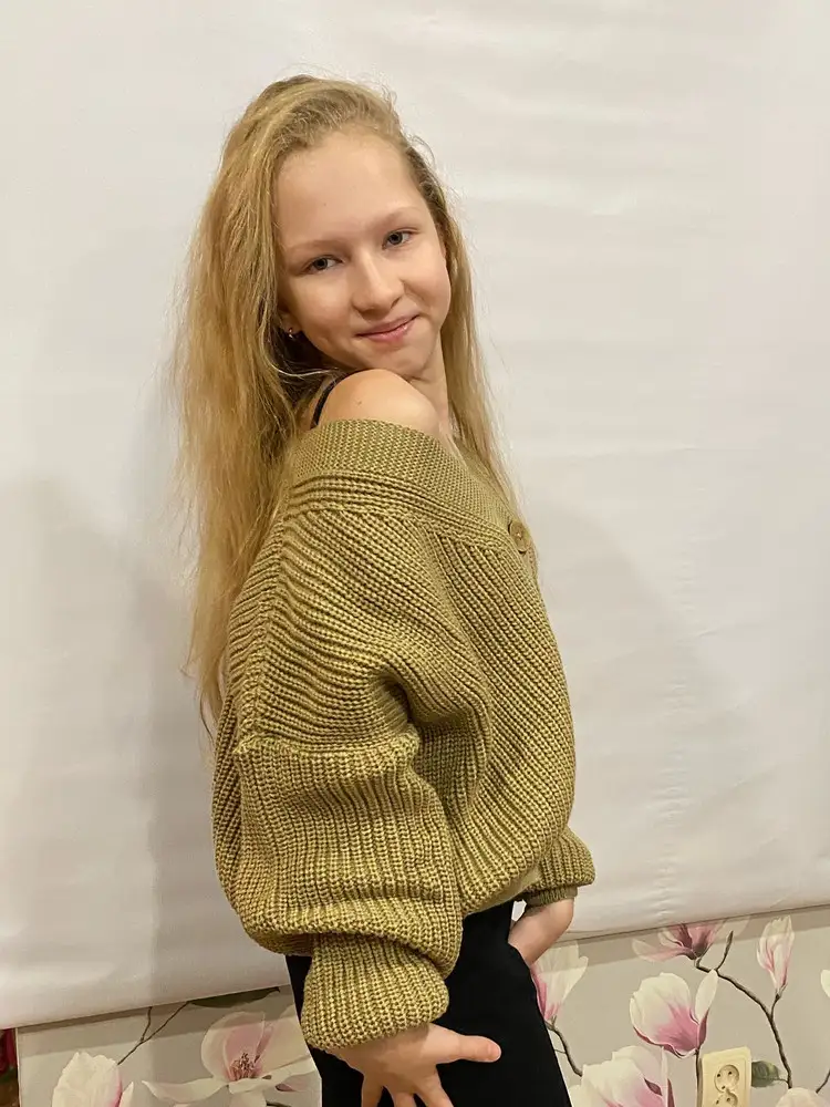 Приятная на ощупь. Ребенку понравилось, немного великовато, но говорит так надо - оверсайз😁