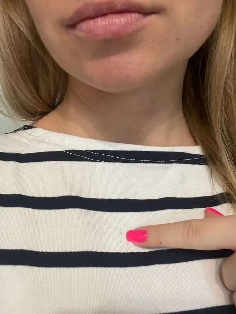 Сам свитшот ОЧЕНЬ классный, но 1 звезду сняла из пятнышка прям на самом видном месте. Очень расстроилась, сдавать не хочу, сел на беременный на 7,5 месяце живот идеально.