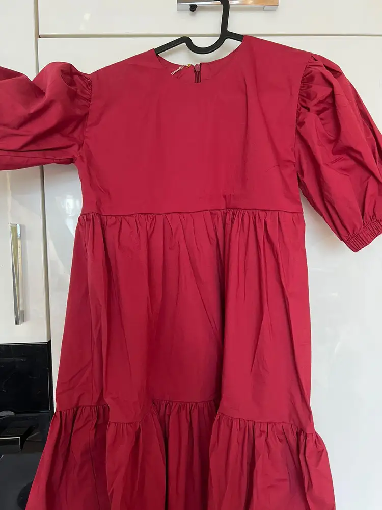 Платьице красивое, цвет яркий, праздничный. Супер.