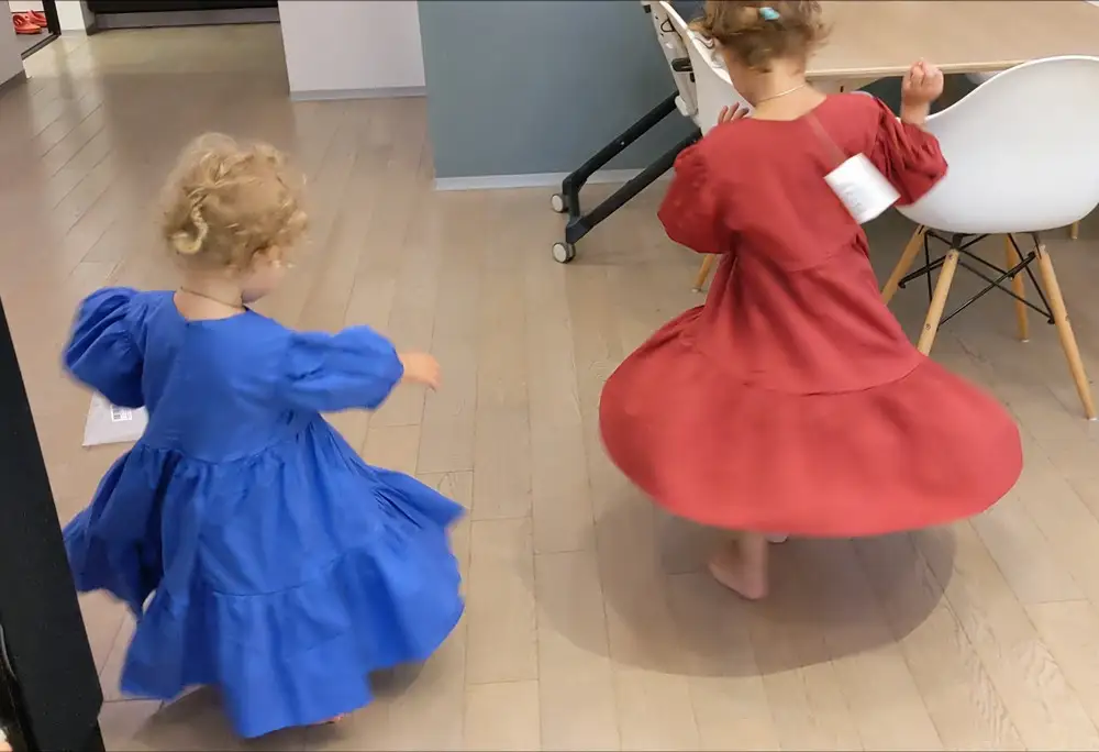 Купила 2 - обеим разновозрастным дочкам, но оба сильно велики. На младшую просто нет размера. А старшая тонкая, даже в платье для младшей потерялась. Цвет синего в реале - потрясающий васильковый. А вот красное, не красное, бордово-кирпичное. Плотные, качественные, очень нарядные платья, но у нас не сложилось. 