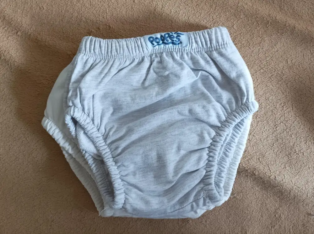 Соответствует описанию. Заказывала размер 1 и 3, на ребенка 12 кг подошли и те и другие. Размер 1 - впритык, но если ослабить резинки - поносит ещё подольше. Размер 3 - свободно, но не большие. Разница в размере видна на фото. После 10 стирок луж нет, снаружи промокают сразу. Как приучение к горшку - пока эффекта нет, наоборот, ребенок реже стал показывать, что хочет в туалет