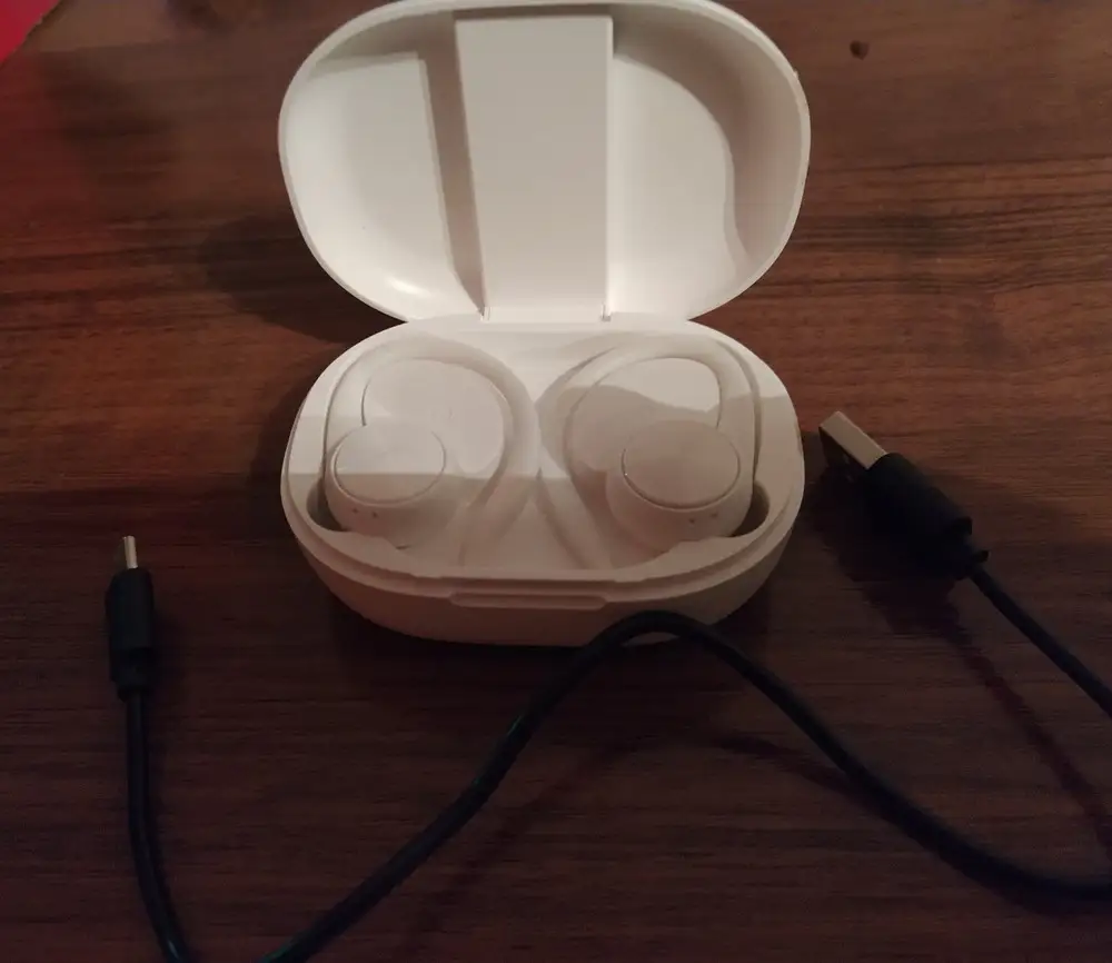 Наушники удобные, слышно хорошо, но вот  микрофон подвёл собеседники говорят что звук такой словно рядом со мной кто-то пилит или у трансформаторной будки стою,пока раздумываю нужны ли мне просто наушники или блютуз гарнитура именно.Также согласен провод для зарядки очень короткий (