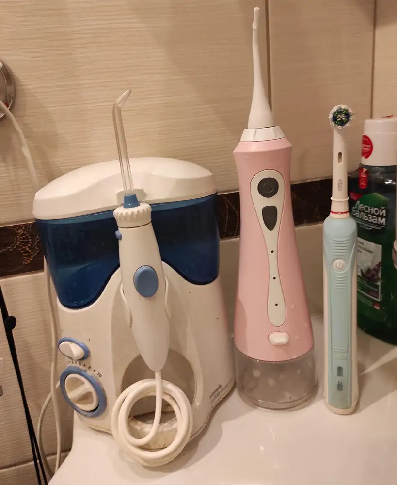 Очень  расстроена, так ждала его, но к сожалению маломощный, не пробивает межзубное пространство и под мостами. Разочарование. 
У меня есть стационарный WaterPik уже много лет, к сожалению, это далеко не такой. Хотела ирригатор портативный, чтобы брать на работу, но оказался бесполезной для меня штукой. И по размеру, кстати, не такой уж и маленький, в сравнении с зубной электрической щёткой на фото.