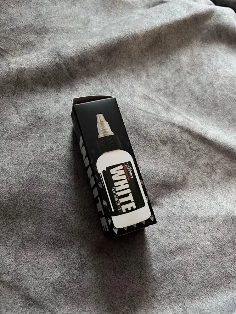 Пришла в коробочке, в целости и сохранности. Защитная мембрана имеется. Хорошо что на самой баночке нету противных наклеек валбертс. Пигмент мне понравился и по консистенции, и по насыщенности цвета 